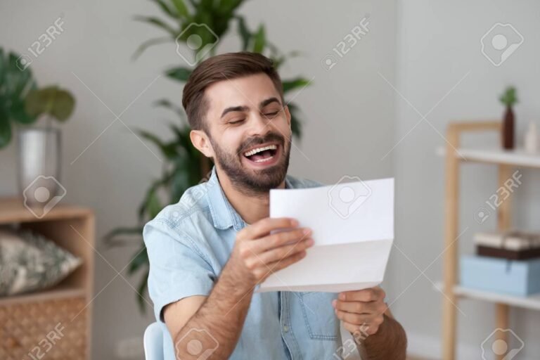 pessoa feliz segurando contrato com banco