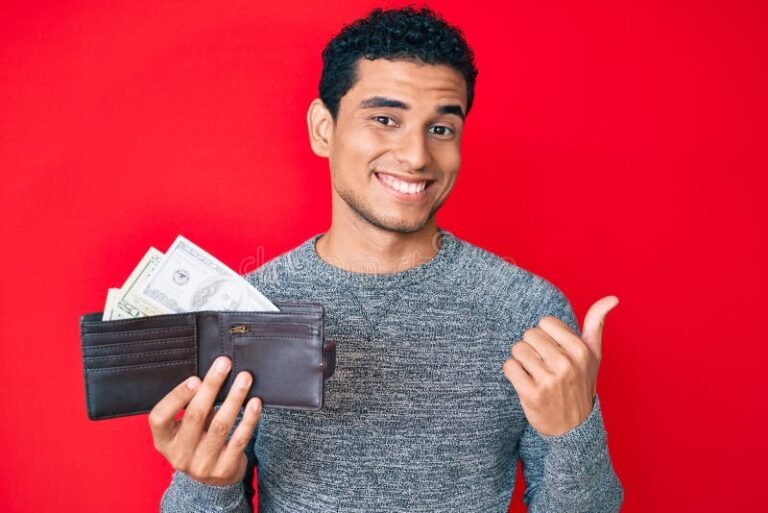 pessoa feliz segurando dinheiro e carteira aberta