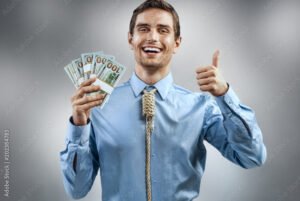 pessoa feliz segurando dinheiro e sorriso