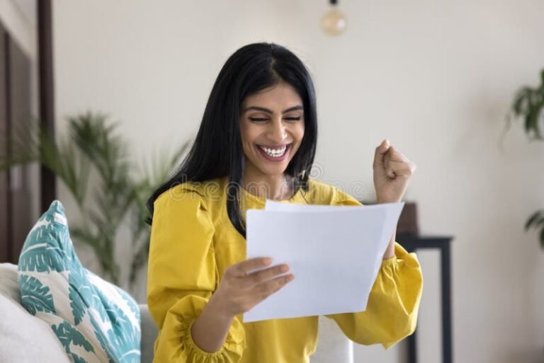 pessoa feliz segurando documento financeiro aprovado