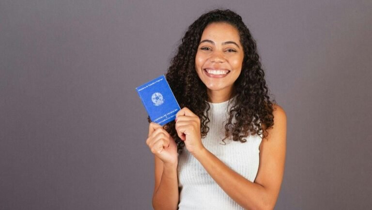 pessoa feliz segurando extrato fgts