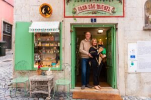 pessoa feliz usando cartao em loja casas bahia