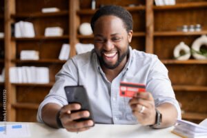 pessoa feliz usando celular para comprar online