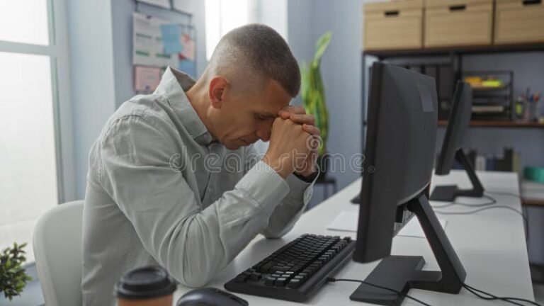 pessoa frustrada diante de tela de computador