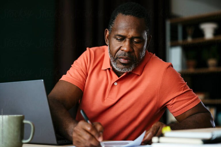 Posso Trabalhar Com Contrato Intermitente Enquanto Recebo Seguro Desemprego 2 pessoa lendo documentos de trabalho em casa