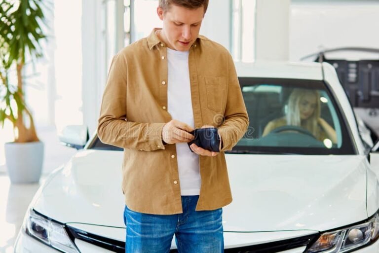 pessoa olhando carros em concessionaria vazia