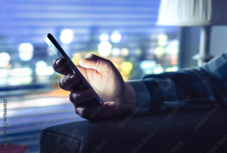 Tem Como Alguém Ver Minhas Conversas no WhatsApp Sem Meu Consentimento 2 pessoa olhando mensagem em smartphone secretamente