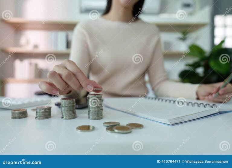 Como Funciona o Programa Completo Eu Controlo Minhas Finanças 1 pessoa organizando financas com cadernos coloridos