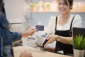 pessoa pagando boleto com cartao de credito