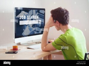 pessoa pesquisando emprego na internet apos desemprego