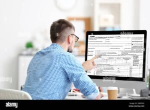 pessoa preenchendo formulario no computador