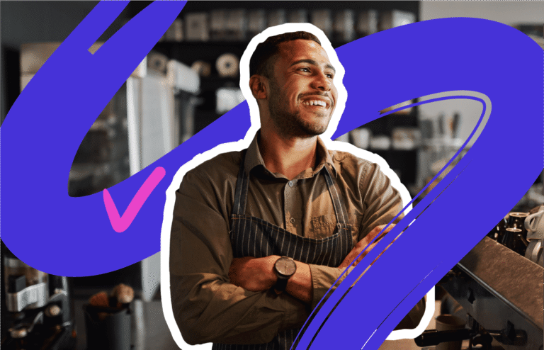 pessoa recebendo cheque com sorriso e moeda