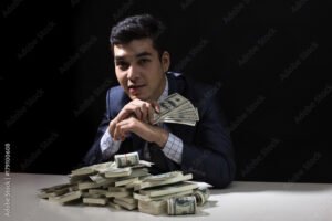 pessoa recebendo dinheiro em maos sorridente