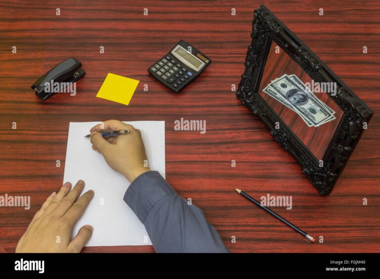 pessoa refletindo com contrato e dinheiro