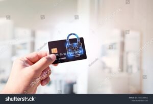 pessoa segurando cartao bancario e cadeado