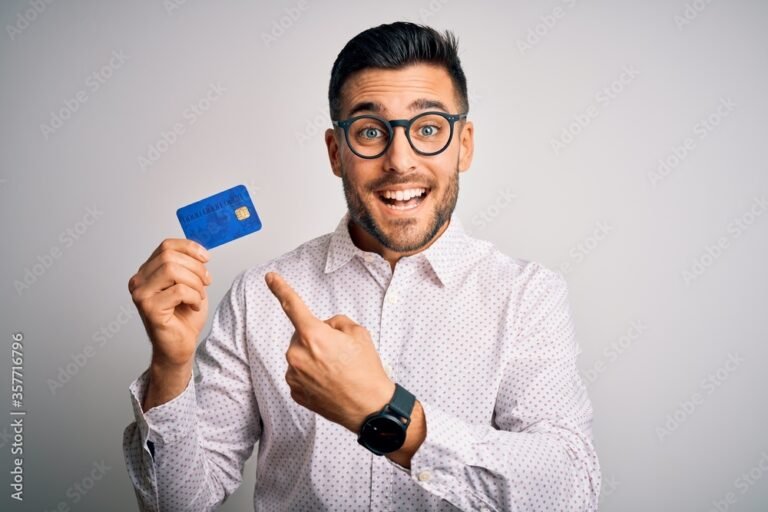 pessoa segurando cartao de credito empresarial