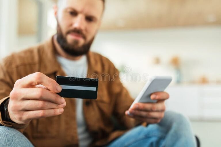 pessoa segurando cartao de credito moderno