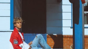 pessoa segurando cartao de loja americanas