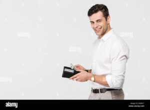 pessoa segurando carteira com dinheiro