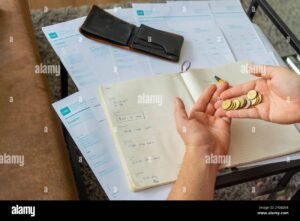 pessoa segurando carteira e documentos fiscais