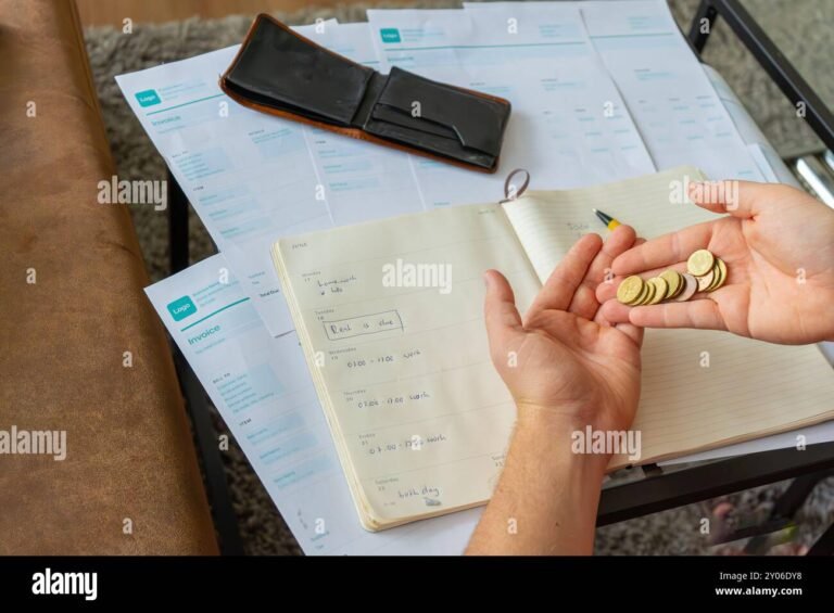 pessoa segurando carteira e documentos fiscais