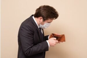 pessoa segurando carteira vazia e produto