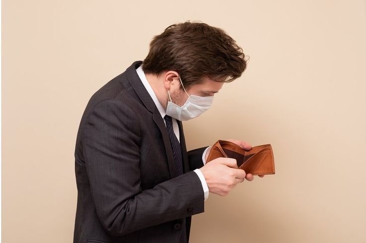 pessoa segurando carteira vazia e produto