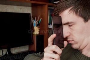 pessoa segurando celular com tela refletida na tv