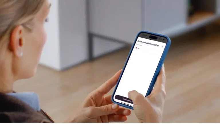 pessoa segurando celular discando numero de ativacao