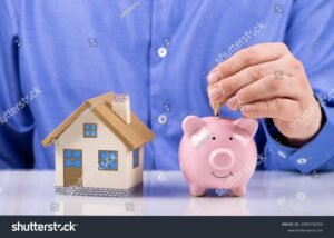 pessoa segurando cofrinho com cifroes dourados