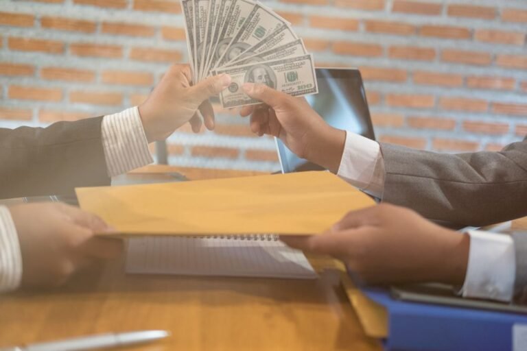 pessoa segurando dinheiro e documentos urgentes