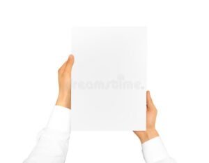 pessoa segurando documento oficial sobre fundo branco