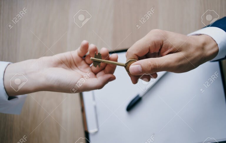 Posso Fazer Um Novo Financiamento Mesmo Já Tendo Um Ativo 2 pessoa segurando documentos financeiros e chave