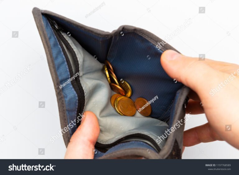 pessoa segurando moedas e carteira aberto