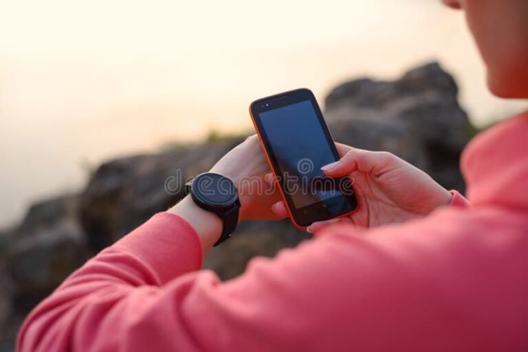 pessoa sincronizando smartwatch com smartphone