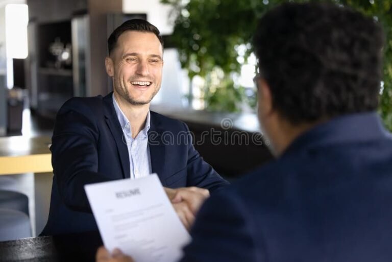 Como Faço Para Trabalhar em Um Banco Guia de Passos e Requisitos 11 pessoa sorridente entregando curriculo no banco