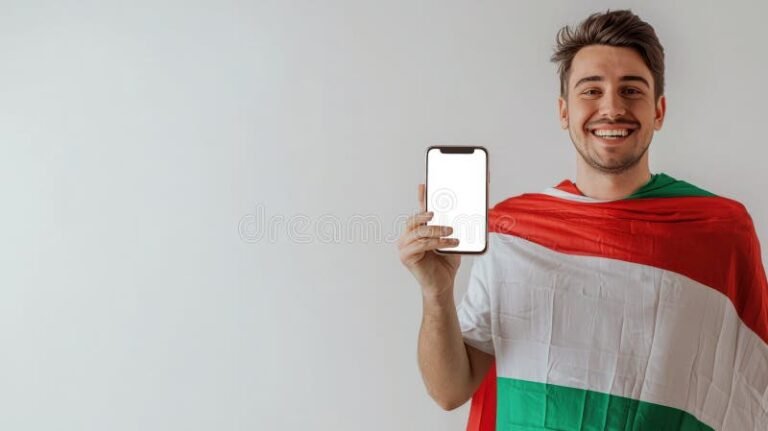 Como Escrever Uma Mensagem Eficaz Para Convidar Cliente à Loja 1 pessoa sorridente segurando smartphone e convite