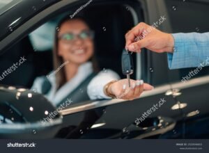 pessoa sorrindo ao receber as chaves do carro