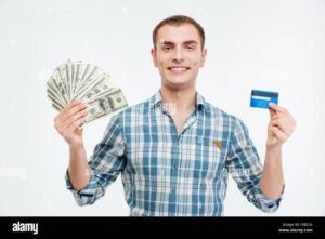 pessoa sorrindo com carteira de trabalho e dinheiro