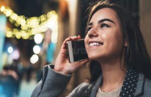 pessoa sorrindo com smartphone e nota limpa