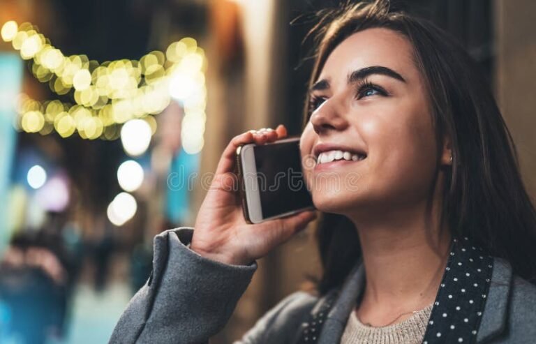 pessoa sorrindo com smartphone e nota limpa
