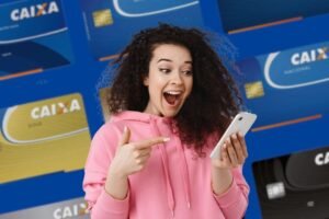 pessoa sorrindo segurando cartao caixa economica federal