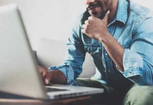 pessoa trabalhando remotamente em laptop confiavel