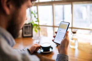 pessoa usando app financeiro no celular