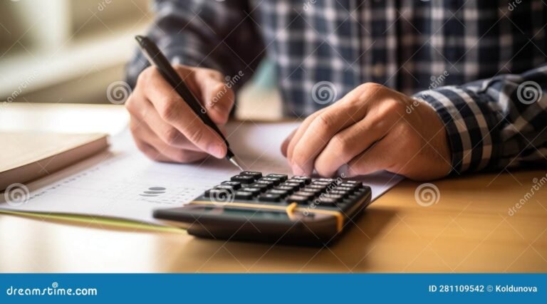 pessoa usando caderno para planejar financas pessoais
