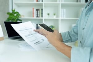 pessoa usando celular para acessar nota fiscal