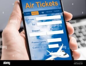 pessoa usando celular para reservar passagem aerea
