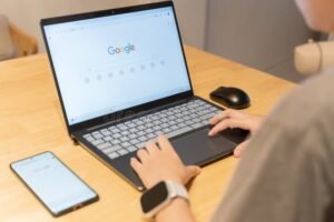 pessoa usando laptop com pagina do google aberta