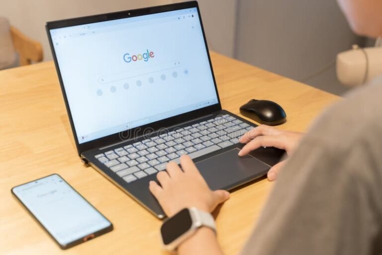 Como Cadastrar Sua Empresa No Google de Forma Rápida e Fácil 2 pessoa usando laptop com pagina do google aberta