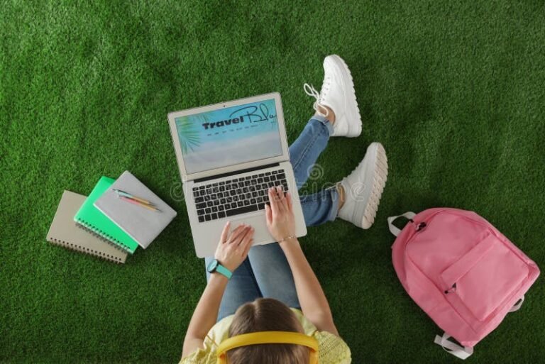 pessoa usando laptop com site de viagens aberto